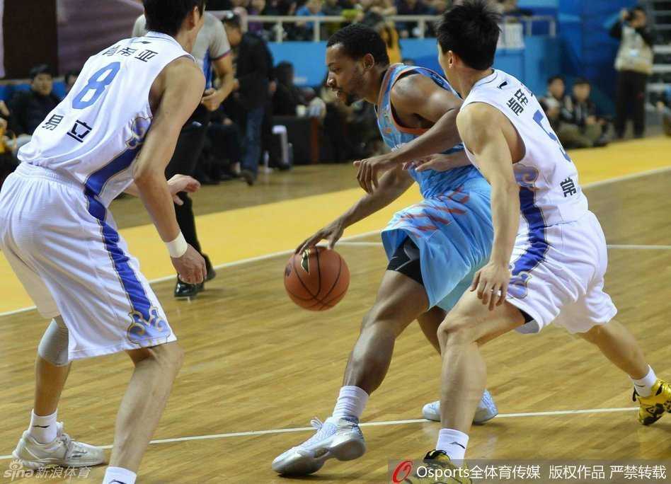 古德洛克犹如脚踩风火轮，在两人合围中杀出一条血路，眼神坚毅