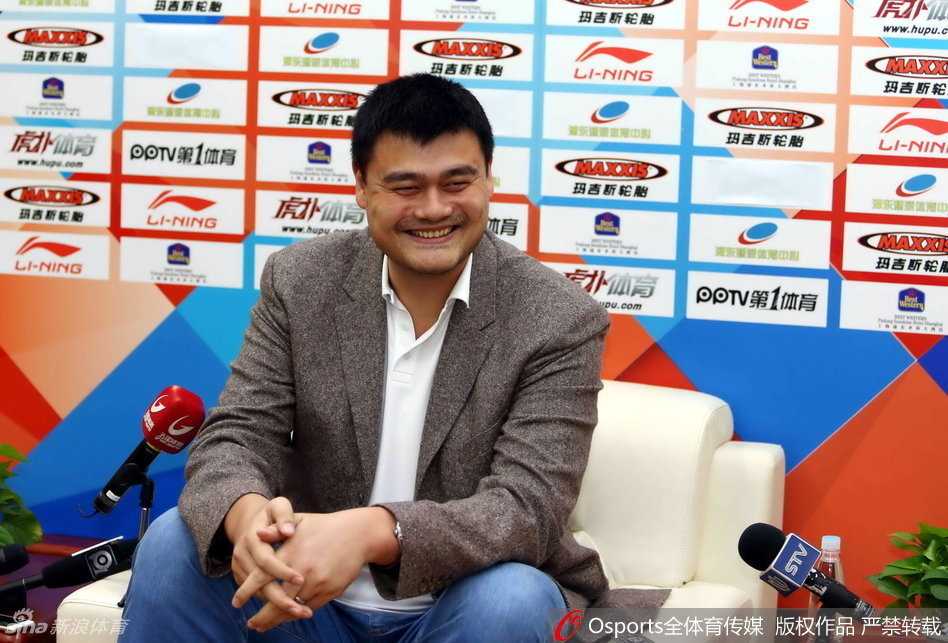上海男篮队长张兆旭在发布会上代表全队发言，他神情刚毅自信，经过休赛期的苦练，作为内线支柱的他誓要带领球队在新赛季冲击季后赛。