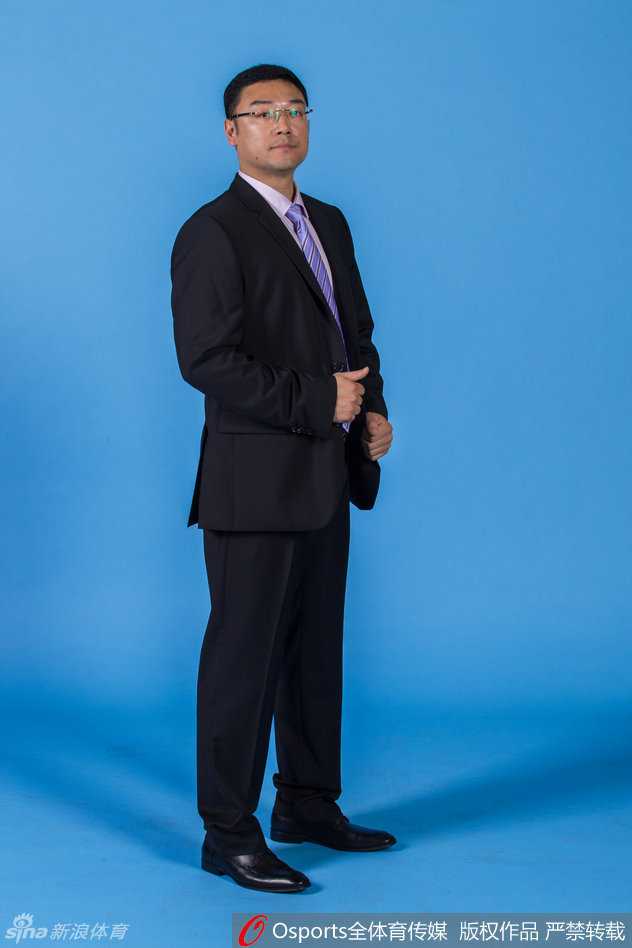 沪上新生:2015赛季上海大鲨鱼的破浪之年 上海大鲨鱼全队整齐列阵,教练组与球员们目光如炬,在源深体育馆留下了新赛季的出征誓言。