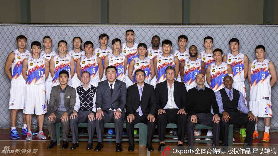 沪上新生:2015赛季上海大鲨鱼的破浪之年 新核刘晓宇与队友们并肩站立,在这张球员合影中,他坚定的眼神预示着即将在上海滩掀起的蓝色风暴。