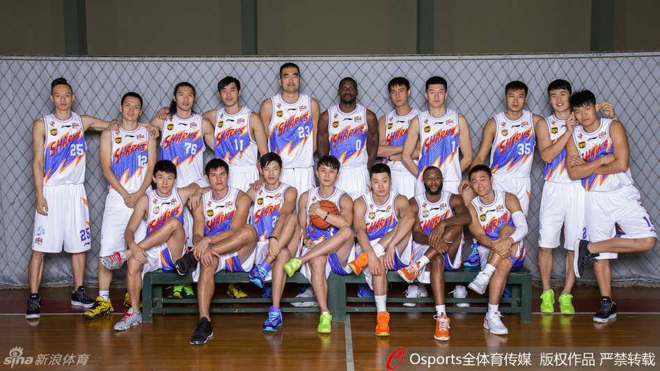 沪上新生:2015赛季上海大鲨鱼的破浪之年 内线支柱伯纳德-詹姆斯与锋线尖刀杨敬敏在训练中神情专注,肌肉的碰撞声仿佛穿透了照片,展现出铁血防守的决心。