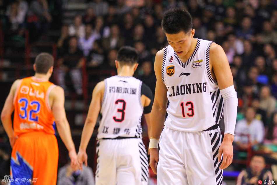 辽宁核心郭艾伦在对方严密防守下强行突破，眼神中透露出必胜的决心与专注