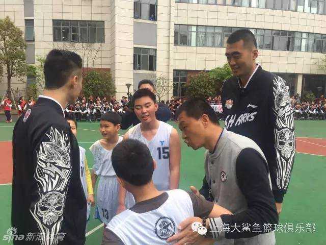 争球瞬间，小球员奋力跃起，与张兆旭争夺球权，虽然身高悬殊，但气势上毫不逊色。