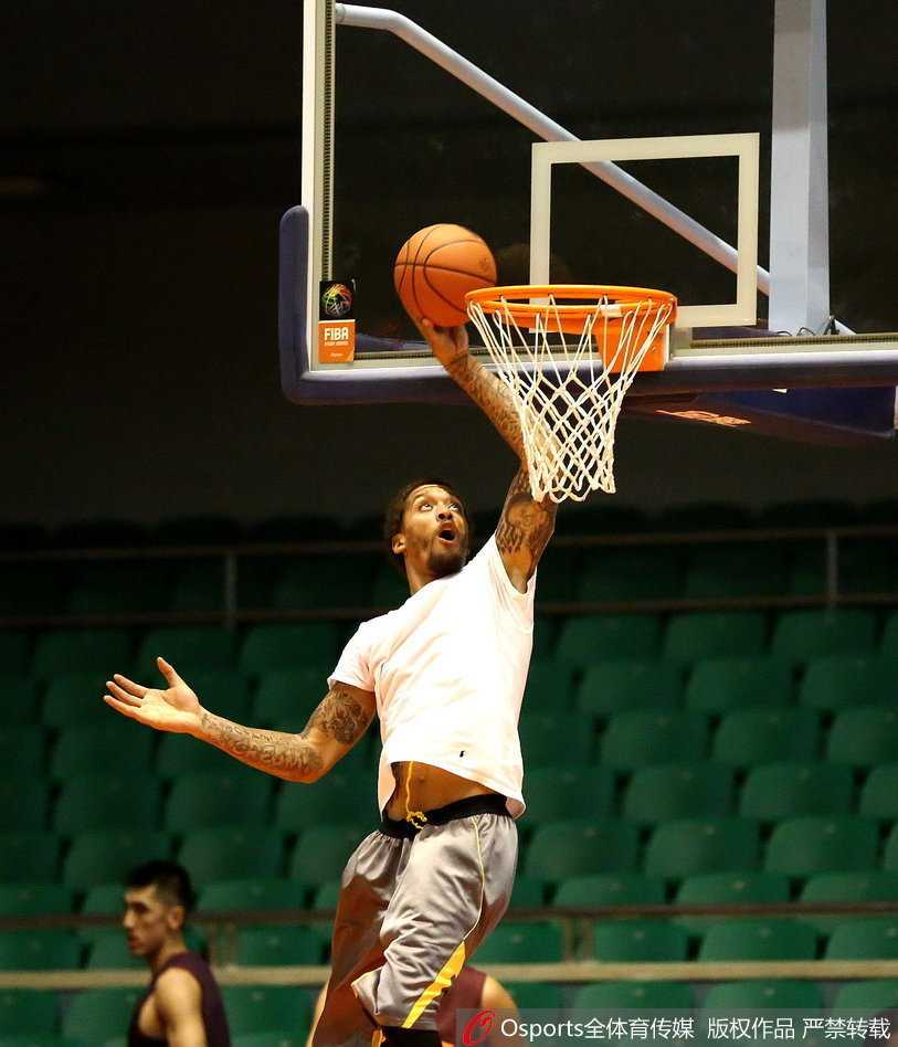 泉城蓄力,纹身下的专注:山东男篮新季起航 凯撒将队员召集到一起,他蹲下身子,用手指在地板上画着战术路线,比斯利和队友们围成一圈,俯身听得聚精会神。