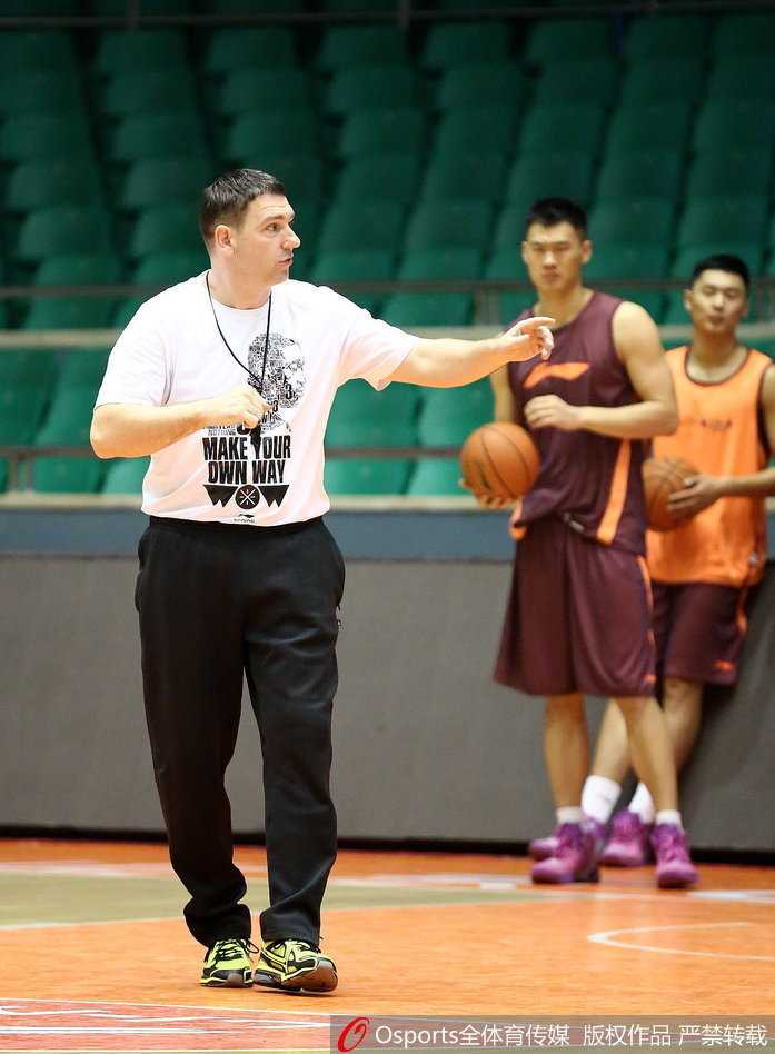 泉城蓄力,纹身下的专注:山东男篮新季起航 在体能教练的指导下,比斯利正在进行高强度的核心力量训练,汗水浸湿了他的短发,他咬紧牙关,手臂上的肌肉因发力而青筋暴起。