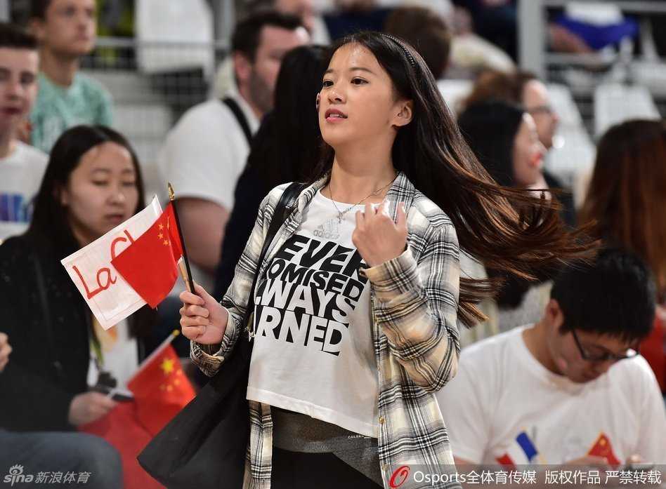 法兰西之夏:那一抹飘扬的中国红与女篮的里约之梦 中国女篮核心球员邵婷在对手的严密防守下,持球强行突破。她身形灵动,眼神如炬,面对白俄罗斯队的防线毫无惧色,一次次冲击着对手的内线,本场比赛她砍下了全队最高的18分。