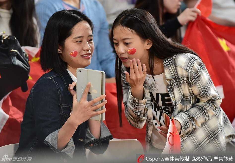 法兰西之夏:那一抹飘扬的中国红与女篮的里约之梦 终场哨响后,获得里约奥运会参赛资格的中国女篮队员们兴奋地围在一起,手拉手向看台上始终不离不弃的中国球迷鞠躬致谢。背景是巨大的记分牌,见证了这一属于中国篮球的荣耀时刻。