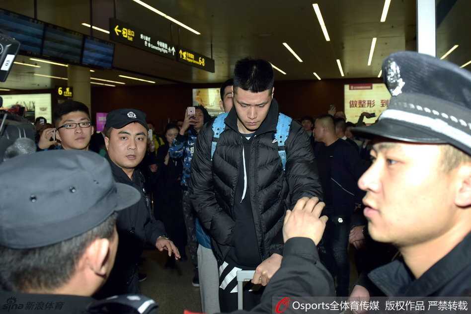 目光坚毅的辽篮球迷们高高举起手中的标语牌，上面“与辽同在”四个大字，是他们此刻心中最滚烫的誓言。