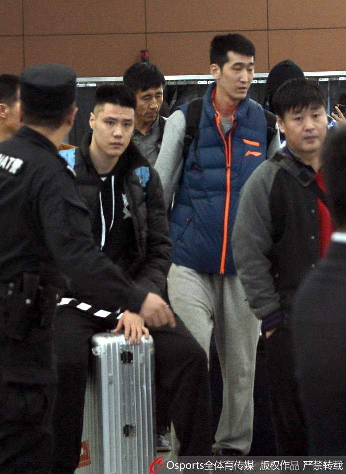 贺天举和刘志轩并肩走出机场通道，他们手上的绷带触目惊心，但面对家乡父老的热情迎接，神情中满是感动与坚毅。