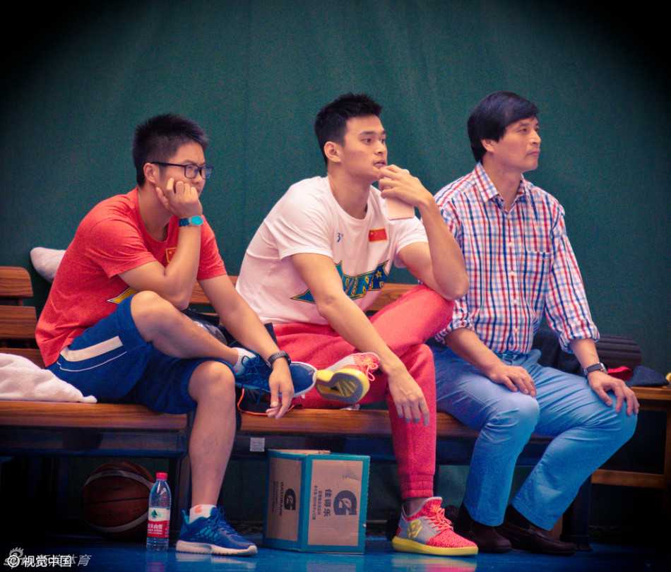 泳坛飞鱼恋上篮球场 孙杨探班男篮引跨界遐想 孙杨看得入迷,眼神放空又凝聚,仿佛灵魂已经飞到了球场中央,正在构想自己如果持球进攻会是怎样一番景象。