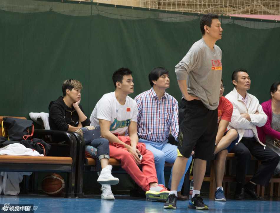 泳坛飞鱼恋上篮球场 孙杨探班男篮引跨界遐想 泳坛天王瞬间变为忠实观众,他下意识地抿住嘴唇,眼神里闪烁着思考的光芒,仿佛在将泳池里的战术与眼前的篮球对决进行着跨界的对比。