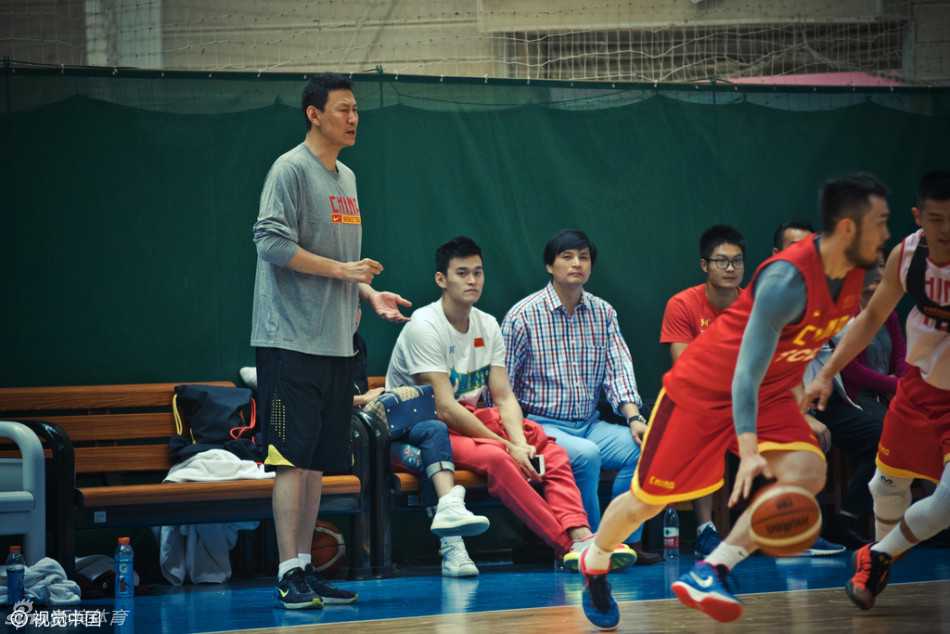 泳坛飞鱼恋上篮球场 孙杨探班男篮引跨界遐想 不知是否在脑海中模拟了战术配合,孙杨的眼神突然变得专注而坚定,仿佛这一刻他不是泳池里的飞鱼,而是球场上的指挥官。