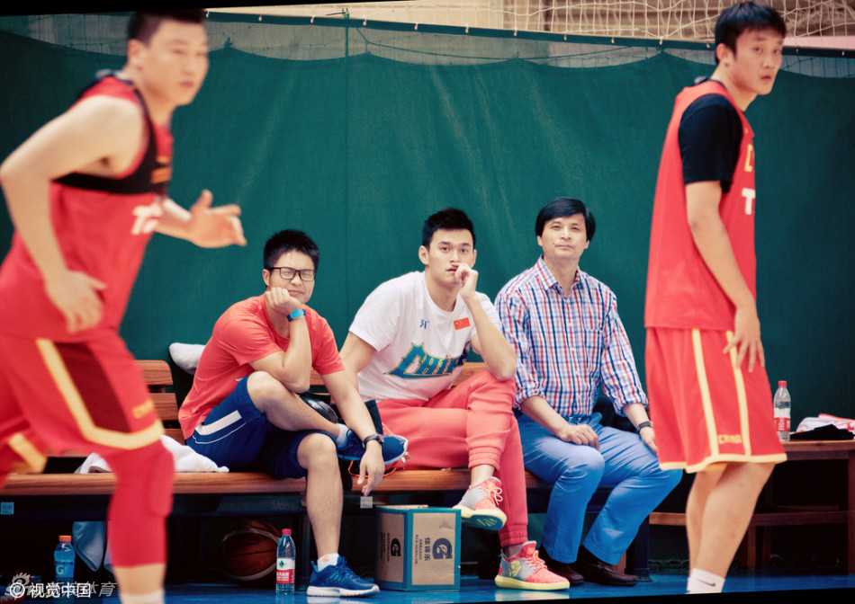 泳坛飞鱼恋上篮球场 孙杨探班男篮引跨界遐想 孙杨身着潮装现身训练馆,与父亲并肩坐在场边,目光专注地观看男篮队员训练,神情中透露出对这片场地的浓厚兴趣。