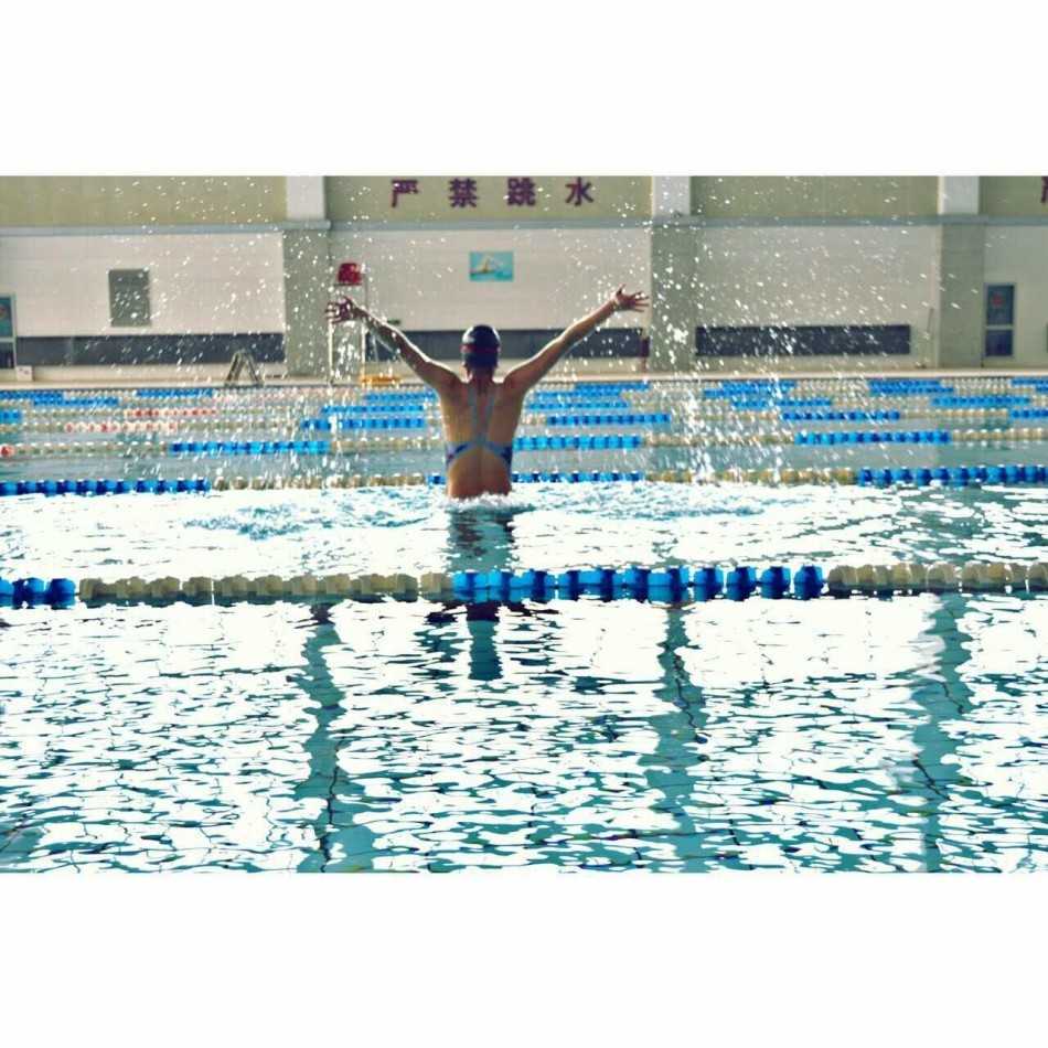 泳池与赛场间的双面精灵:走近浙江男篮啦啦队员徐珏的动感人生 水珠沿着徐珏的脸颊滑落,定格下的瞬间既有运动后的酣畅淋漓,又不失女性柔美的精致感,展现了健康之美。