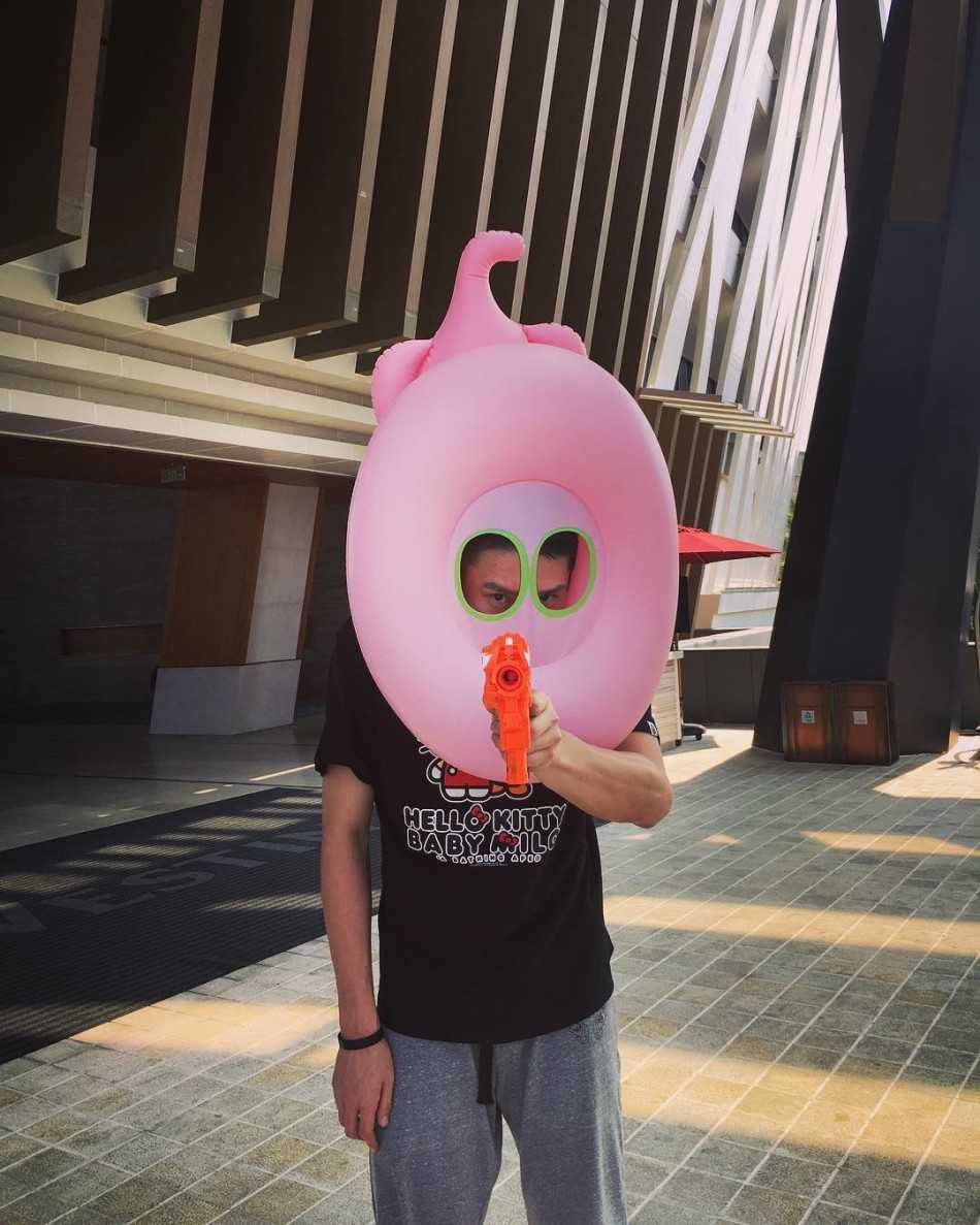 陈露身穿黑色薄纱裙装大秀美腿，与孙悦甜蜜依偎，尽显夫妻恩爱与时尚感