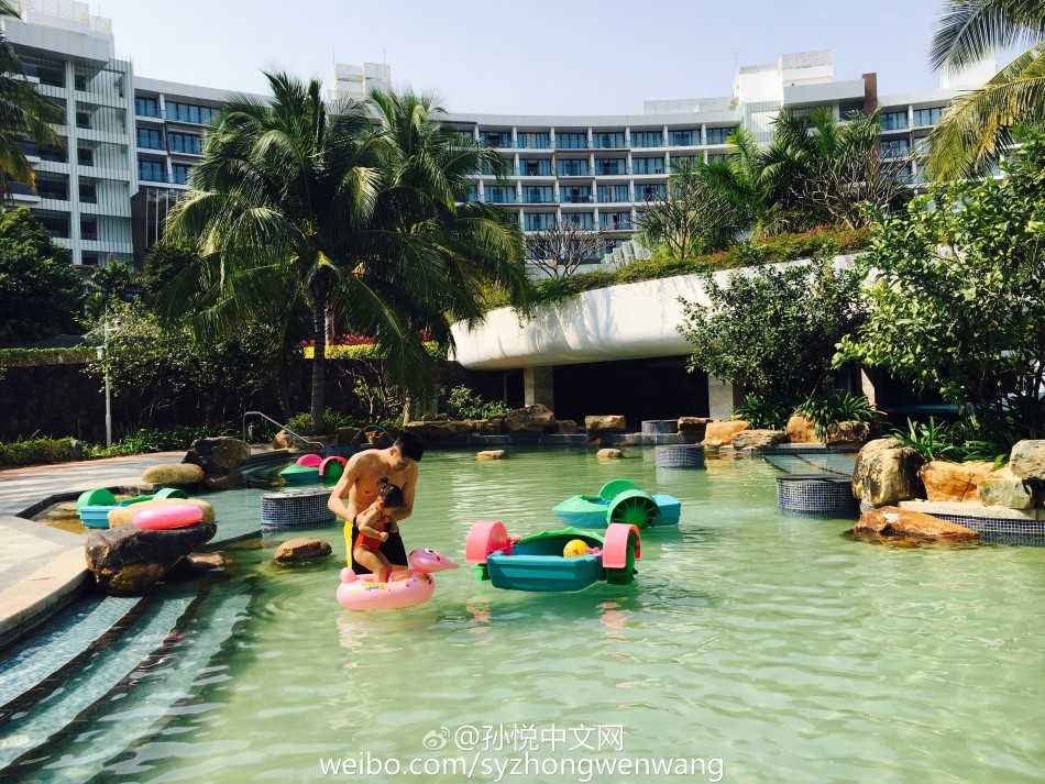 孙悦抱着女儿小月亮准备下水，小月亮露出期待表情，父女俩即将开始水上探险