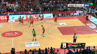 洛阳盛夏篮球夜:中国男篮热身赛全胜夺目,新星老将齐闪光 中国队后场发球配合出现致命失误,被对手抢断后轻松反击上篮,瞬间付出了代价。