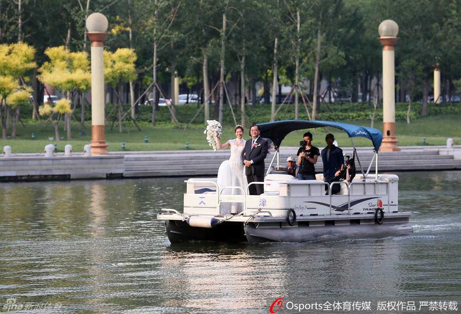 津门体坛传佳话:女排侠女李莹与男篮中锋徐磊十年爱情长跑终成眷属 在温馨的典礼现场,新人乘船而来的独特出场方式,为这场婚礼增添了梦幻色彩,仿佛童话中的王子与公主。