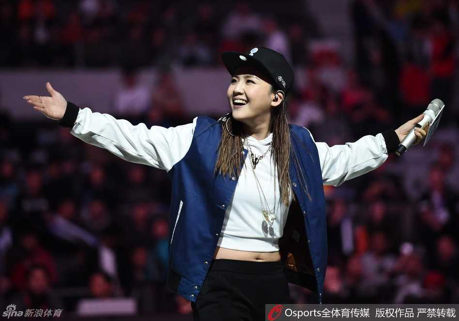 活力全开陈梓童助阵CBA全明星赛,啦啦队热舞点燃赛场 全明星赛场上,啦啦队完成一段劲舞后与队友击掌相庆,她们虽然气喘吁吁但脸上洋溢着开心的笑容,展现出团队的活力与默契
