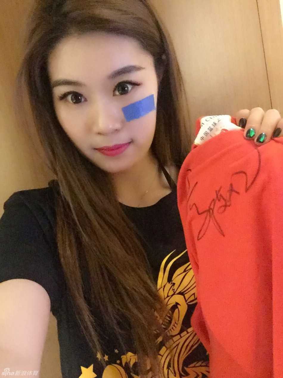 活力铸就梦想:啦啦队的热血征程与追光瞬间 一群充满活力的啦啦队女孩在赛场边亲密合影,她们身着统一的队服,笑容灿烂,年轻的气息和团队的凝聚力扑面而来。