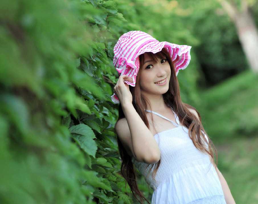 流川哈娜:当灌篮高手的热血,映照在最美球迷的私房照里 流川哈娜坐在地板上整理着《灌篮高手》的漫画书,画面温馨而怀旧,仿佛能听到湘北队的加油声在耳边回响