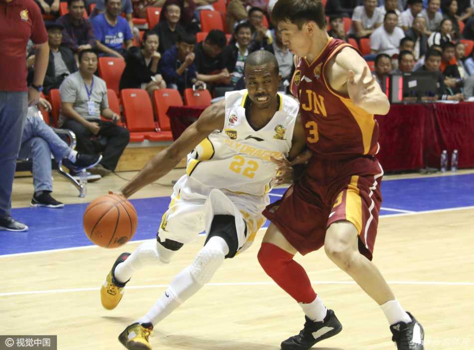 浙江大胜北控豪取季前赛连胜 深圳力克新疆演复仇好戏 帕戈犹如一道黑色的闪电,运球重心压得极低,瞬间撕开北控队的防线,风驰电掣般直杀禁区