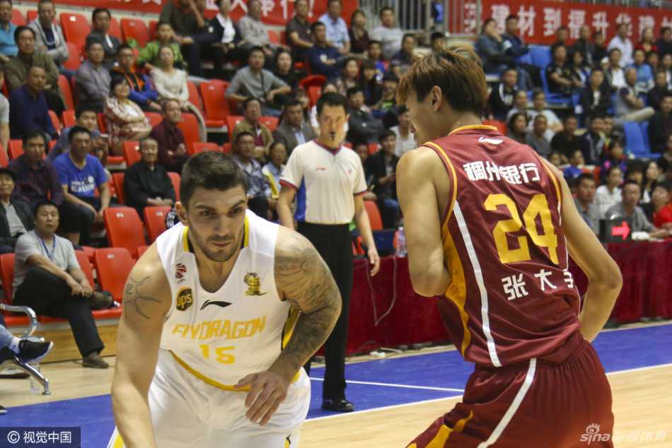 浙江大胜北控豪取季前赛连胜 深圳力克新疆演复仇好戏 可兰白克像忠诚的卫士一般,身体微微前倾,全神贯注地聆听场边李秋平指导的战术咆哮,随时准备上场拼命