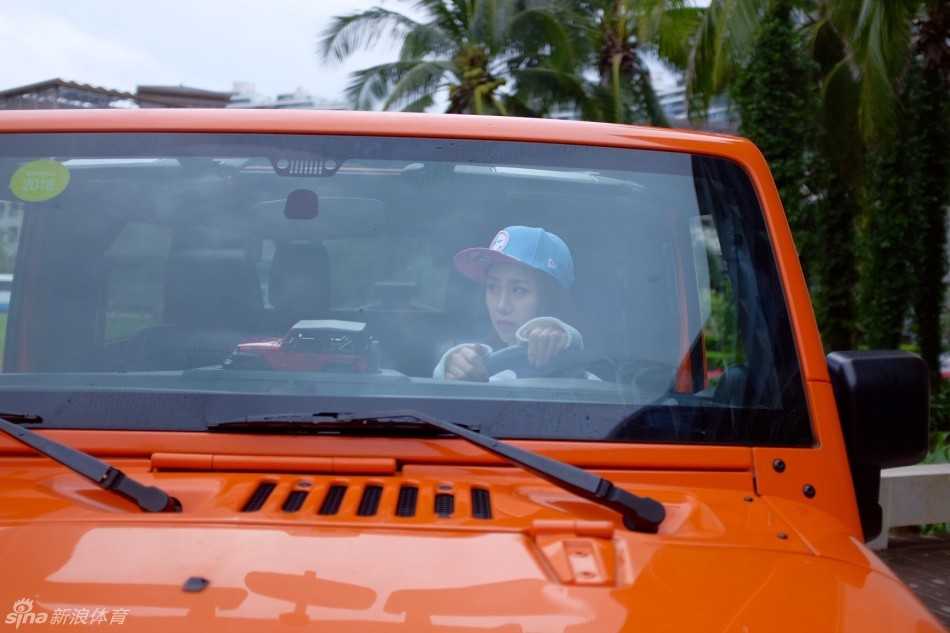 镜头拉近，陈露将长发随意扎起，墨镜滑落在鼻梁，她轻咬下唇，眼神中流露出一丝 playful 的挑衅，阳光在她光洁的肌肤上跳跃，健康而迷人。