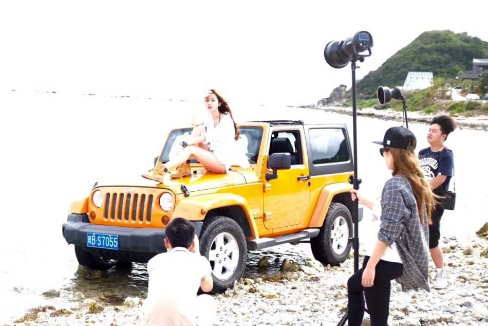 海风轻拂过陈露的脸颊，她身姿挺拔，比基尼外披着轻薄纱衣，回眸一笑间，既有都市女性的自信，又带着度假般的惬意与俏皮。