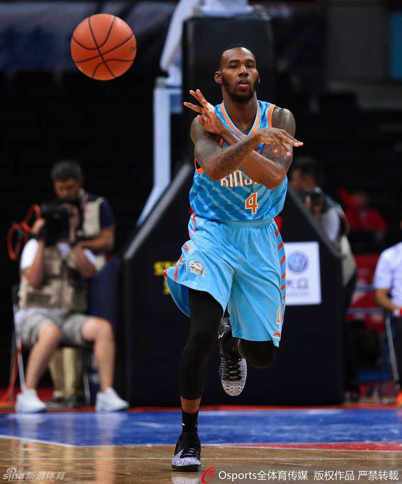 深圳外援帕戈面对周琦的长臂封锁，毫无惧色，他眼神坚毅，在空中巧妙拉杆上篮，即使面对“1V1”的防守大闸，依然展现出“无所畏惧”的冷血杀手本色。