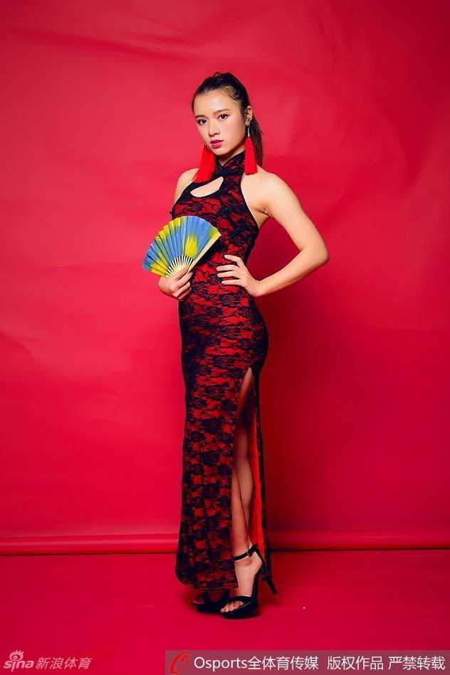 深圳新星啦啦队锦鲤贺岁写真添福运 队员双手高举红色福字,眼神清澈透亮,仿佛将满满的福气传递给每个人