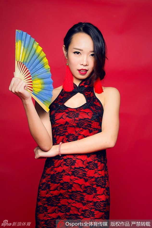 深圳新星啦啦队锦鲤贺岁写真添福运 队员侧身托腮,锦鲤发饰在灯光下闪闪发光,俏皮可爱的模样惹人喜爱