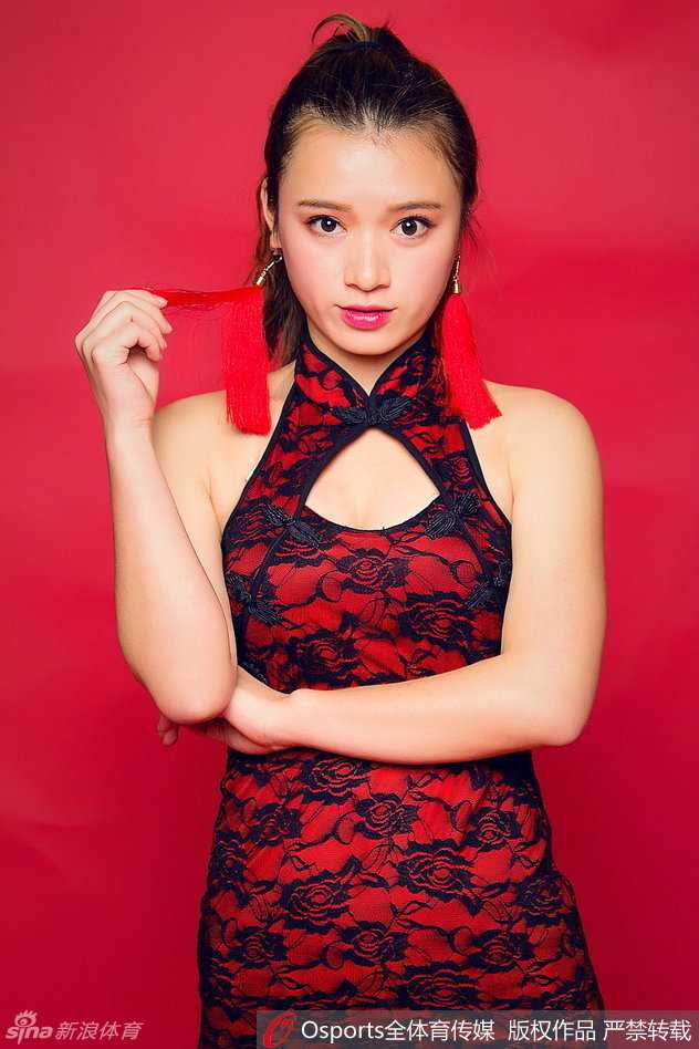 深圳新星啦啦队锦鲤贺岁写真添福运 全体队员手持红色春联,笑容满面地向观众拜年,节日气氛浓郁