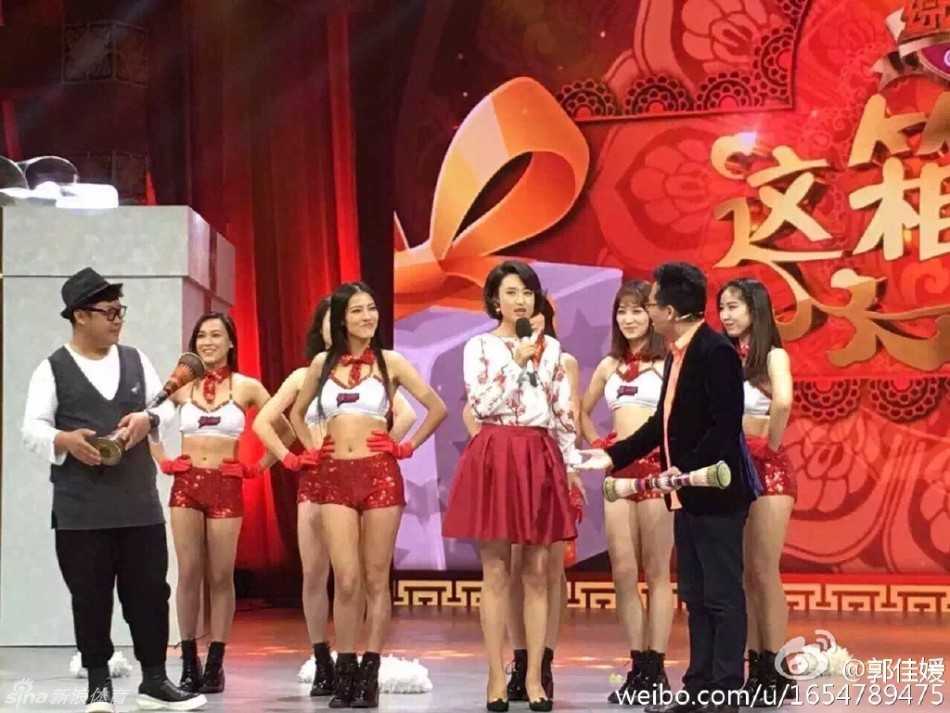 炫舞团队员身穿黑色蕾丝内衣套装，外搭薄纱外套，展现性感曼妙的好身材，眼神自信充满魅力