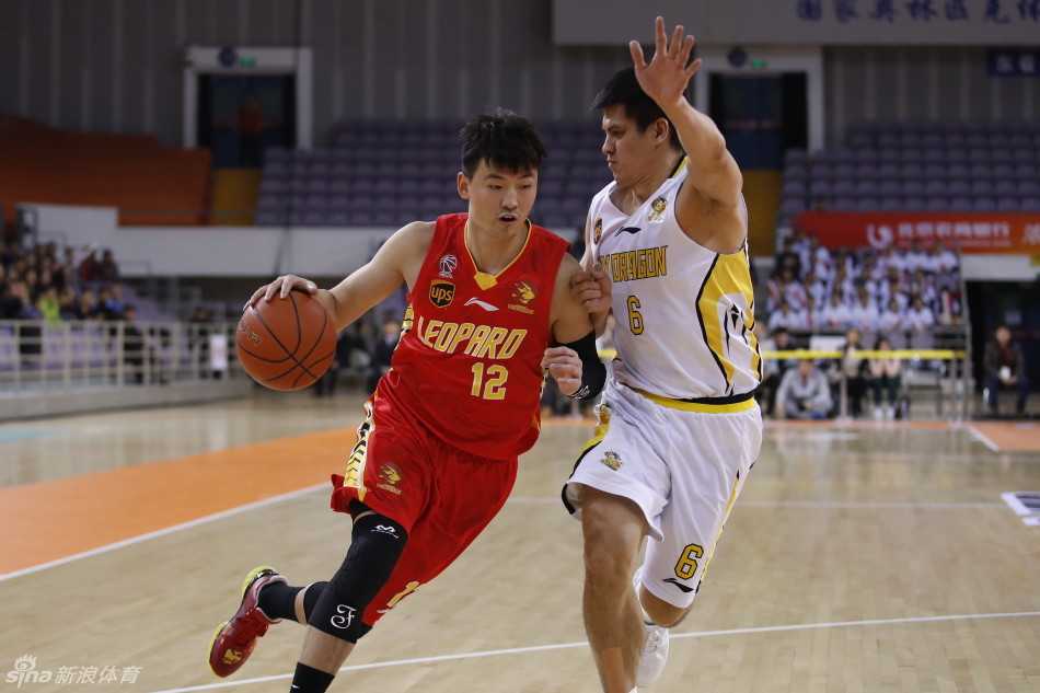 顾全利用节奏变化摆脱防守球员，持球加速突破，如尖刀一般坚决地突入对方油漆区。