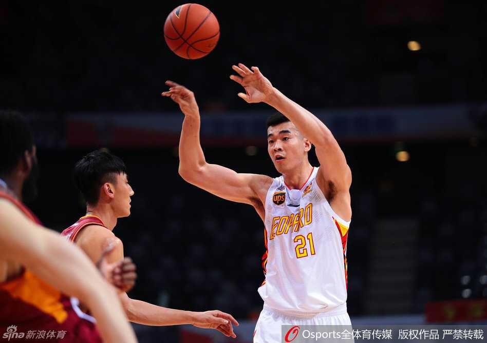 深圳队外援帕戈持球快速突破，他利用华丽的运球技术晃过防守，杀入内线造成杀伤。