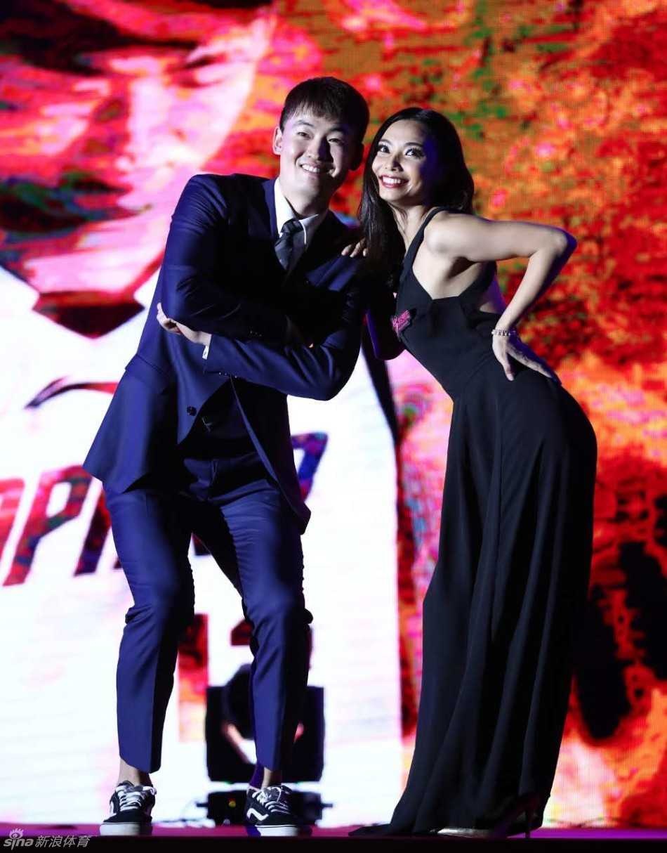 一组集体造型中，李慕豪、张凯等球员整齐排列，每个人眼神坚定直视前方，硬朗的轮廓与笔挺的西装相得益彰，仿佛在说‘我们不仅球技好，型更好’。 