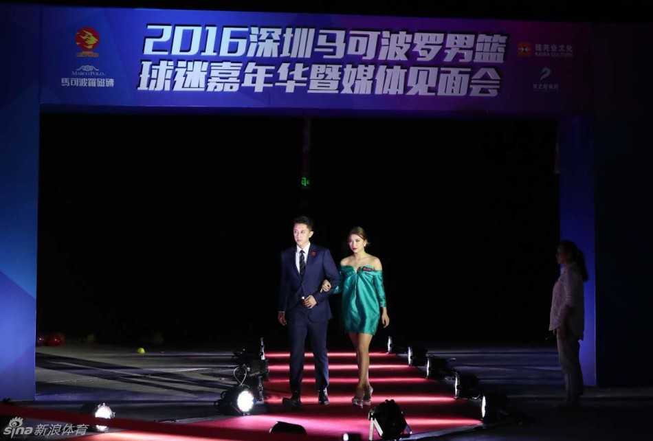 伴随着动感的音乐，球员们在摄影棚里即兴跳起了开场舞，虽然动作不算专业但表情十分投入，特别是顾全略显笨拙的舞步引发现场阵阵欢笑。