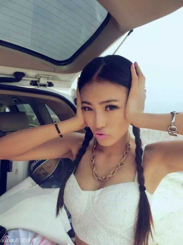 李晓涵身材高挑纤细，身着运动背心，展现出长期自律练就的完美身形