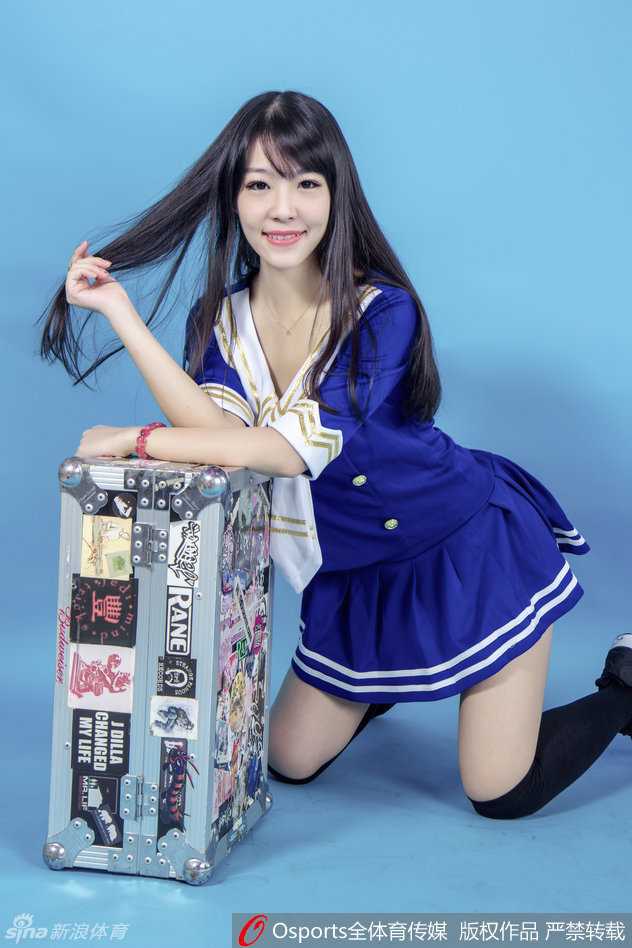 赛场边，一位啦啦队员回眸一笑，清纯中带着一丝妩媚，她青春洋溢的脸庞成为激烈比赛之外最治愈的风景线。