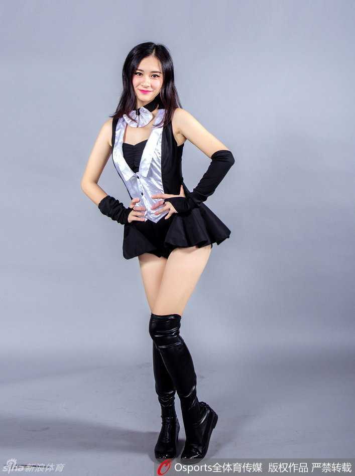 深圳男篮主场现梦幻兔女郎 篮球宝贝魅惑助威盼连胜 一位身穿黑白配色兔女郎服装的篮球宝贝,双手轻扶着头上的兔耳朵,对着镜头露出甜美的笑容,长长的卷发更添几分妩媚。