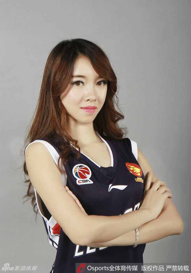 深圳篮球宝贝妩媚写真 誓言主场擒鲨鱼 青春的气息扑面而来,篮球宝贝们手搭着手,团结一心,用最饱满的热情宣告:深圳,必胜!