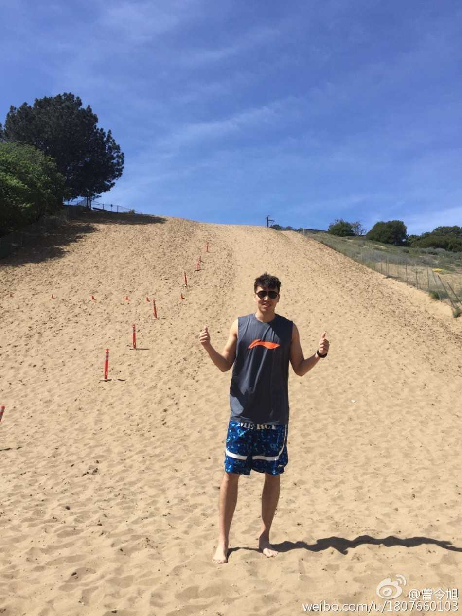 清华学霸后卫的赴美逐梦记:曾令旭见证科比传奇最后一季 回到CBA赛场的曾令旭眼神更加坚毅,他在突破中直面防守,将美国特训的成果转化为赛场上一次次犀利的进攻,与富兰克林并肩作战