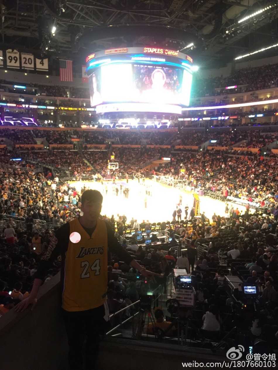 清华学霸后卫的赴美逐梦记:曾令旭见证科比传奇最后一季 在洛杉矶的知名鞋店里,曾令旭偶遇挚友杰特,两人在琳琅满目的球鞋墙前留下合影,这一刻赛场上的硝烟化作真挚的友谊