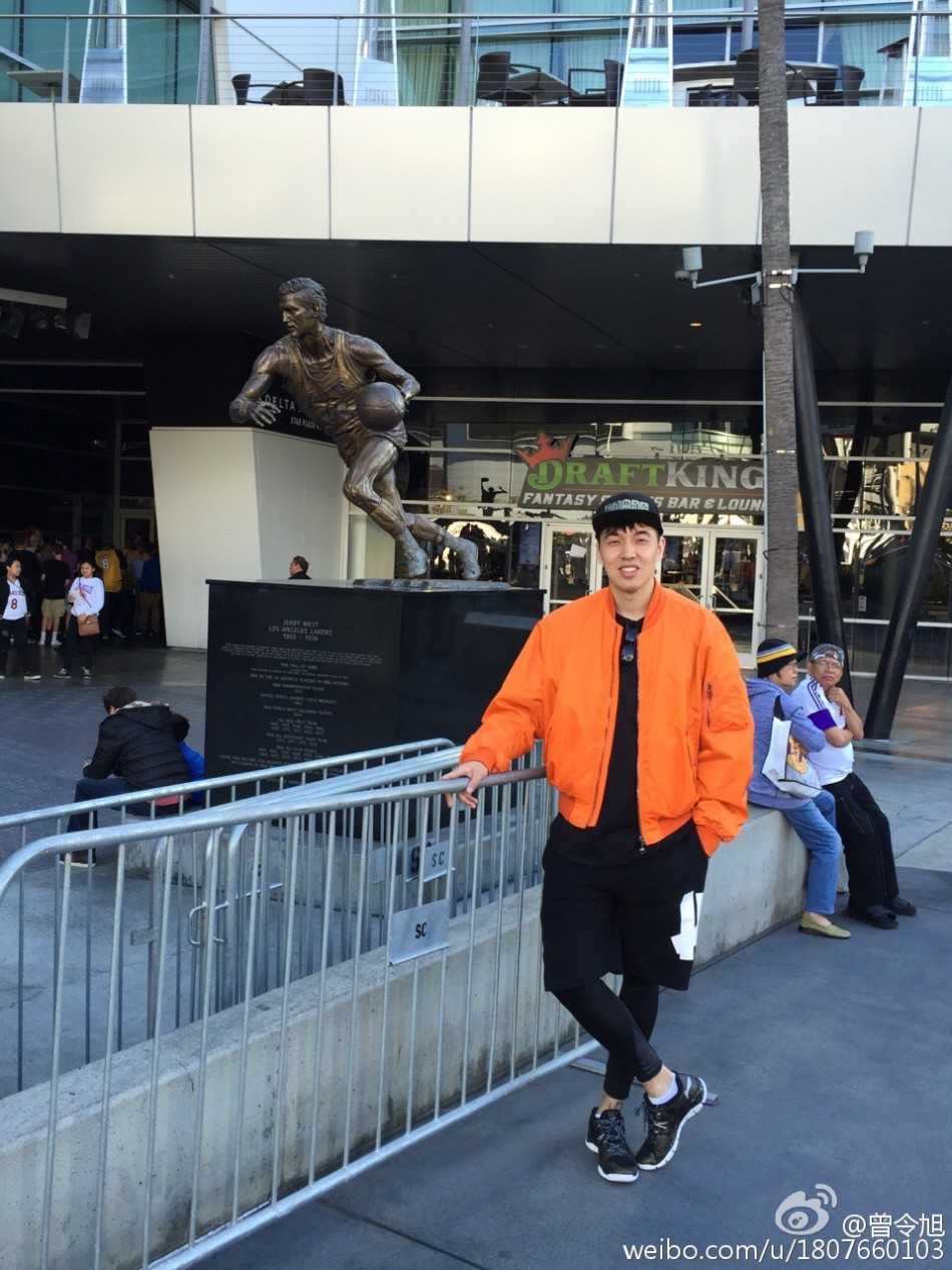 清华学霸后卫的赴美逐梦记:曾令旭见证科比传奇最后一季 斯台普斯中心内场,曾令旭身穿醒目的科比24号球衣,举起手中的科比摇头娃娃,身后是即将见证历史的狂热球迷海洋