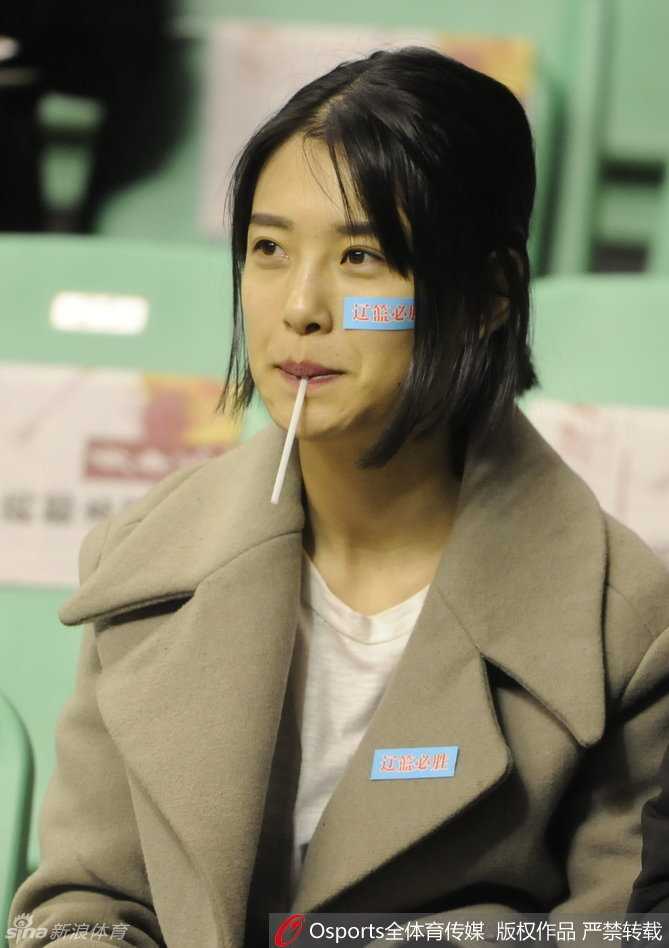 温情与遗憾交织的总决赛舞台 在辽宁队一次进攻得手后,看台上的美女球迷情不自禁地鼓掌欢呼,脸上洋溢着纯真的笑容,成为激烈比赛旁一道亮丽的风景。