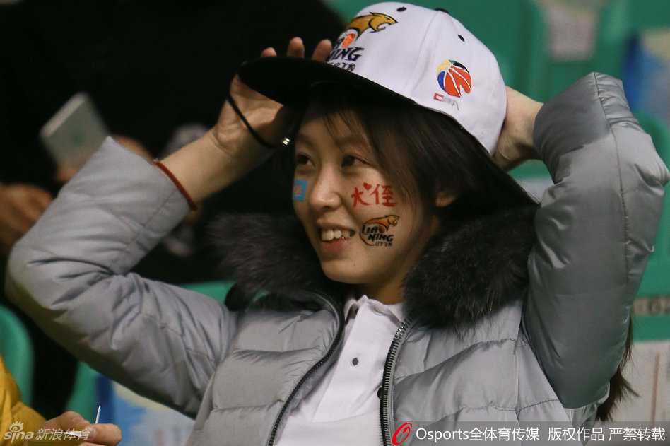 温情与遗憾交织的总决赛舞台 看台上一位气质出众的女球迷,眉眼间流露出对赛场局势的关切,她嘴角不经意间流露出的甜蜜微笑,仿佛一缕春风拂过紧张的赛场。
