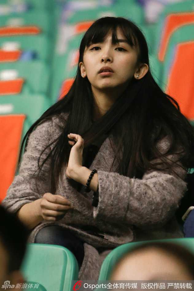 温情与遗憾交织的总决赛舞台 郭艾伦的母亲在看台上神情凝重,她双手放在膝上,目光紧紧追随着场上儿子的身影,母爱的关切溢于言表。