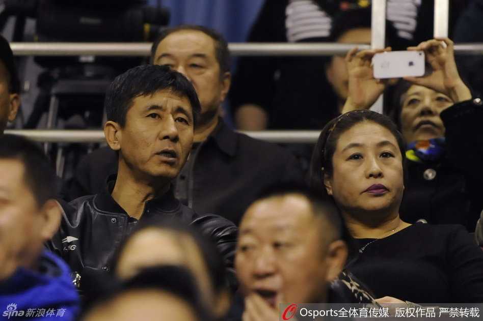温情与遗憾交织的总决赛舞台 郭艾伦的父亲郭宏坐在看台上,眼神紧盯着赛场上的儿子,面容略显严肃,心中满是对爱子表现的牵挂。