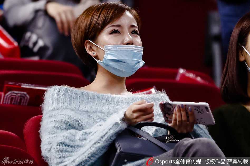 温情陪伴成就京城经典 方硕女友场边见证首钢逆转 注意到大屏幕上的自己后,她眼神中闪过一丝羞涩与惊喜,目光轻轻抬起望向屏幕,那一刻的灵动瞬间被镜头捕捉。